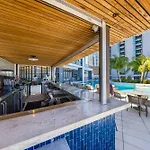 Luxe 1-Br With Stunning Downtown Views