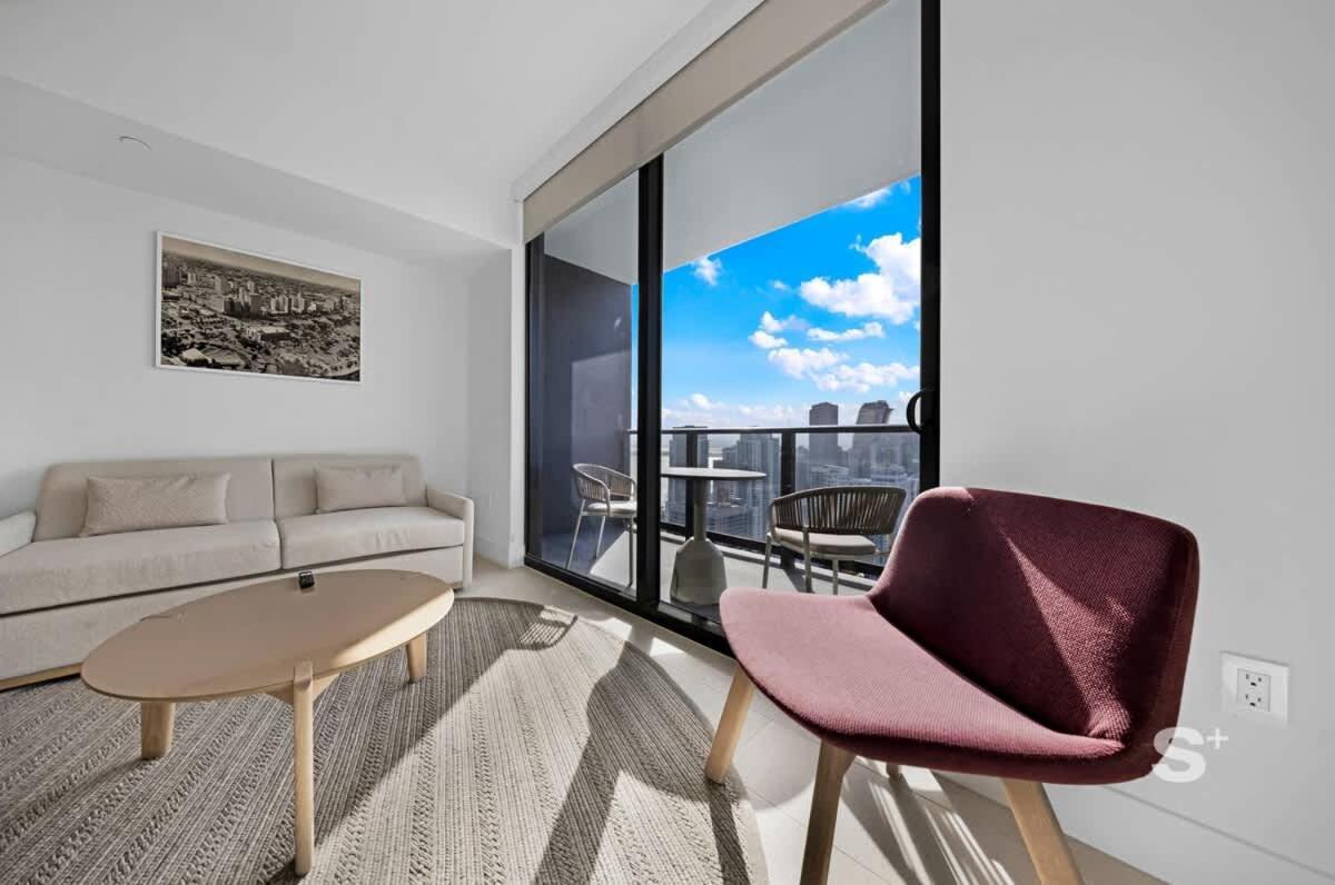 Luxe 1-br With Stunning Downtown Views