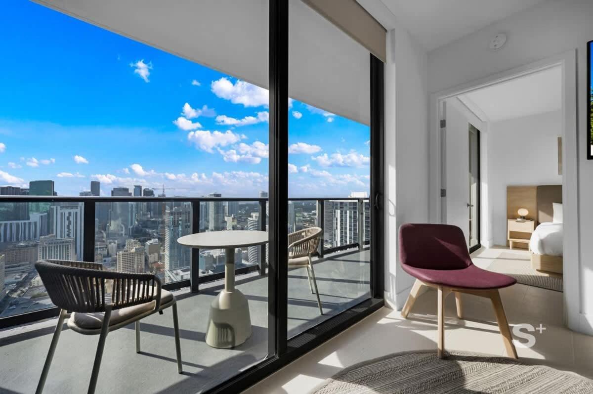 Apartment Luxe 1-br With Stunning Downtown Views *