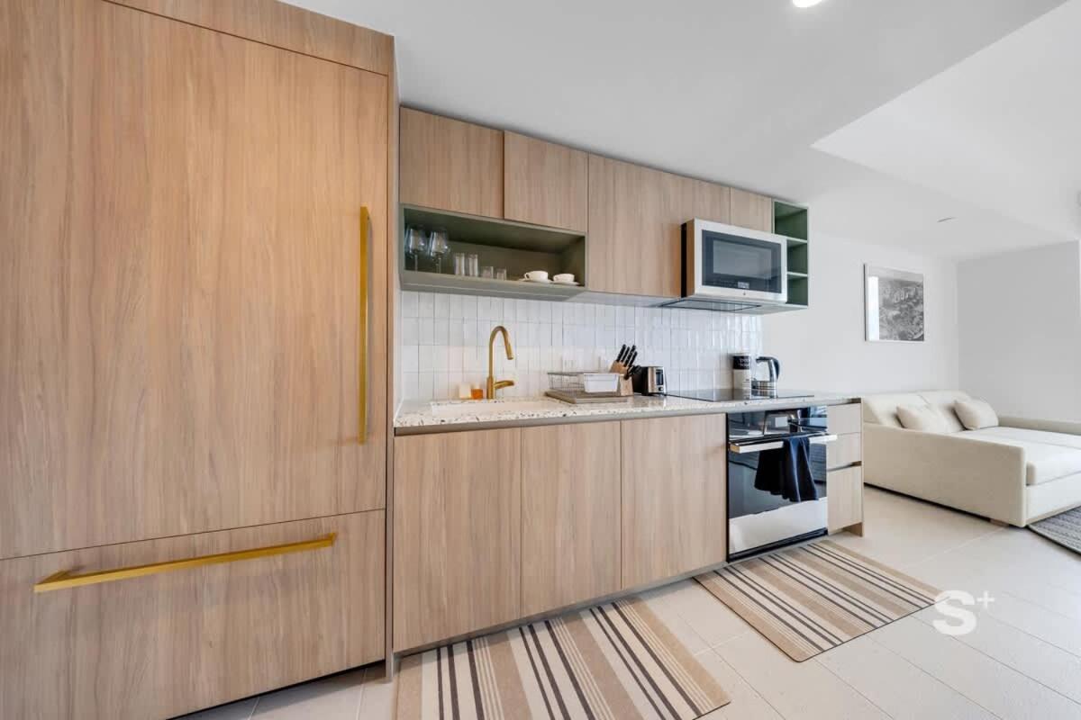 Luxe 1-br With Stunning Downtown Views