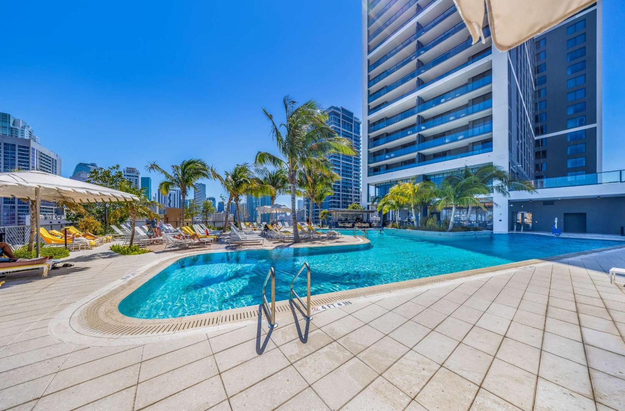 Apartment Luxe 1-br With Stunning Downtown Views