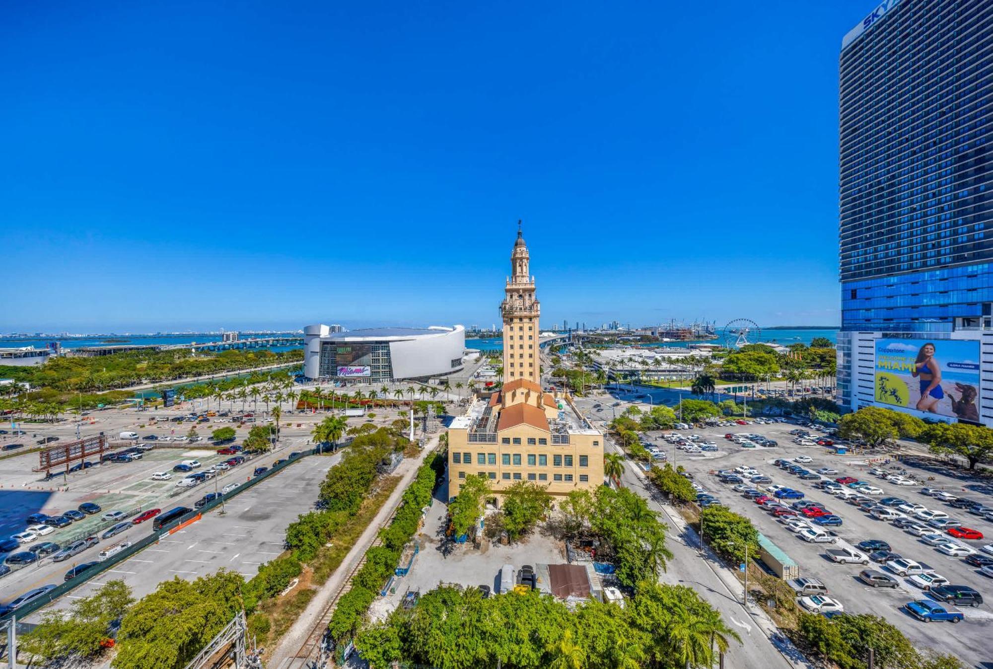 Luxe 1-br With Stunning Downtown Views *