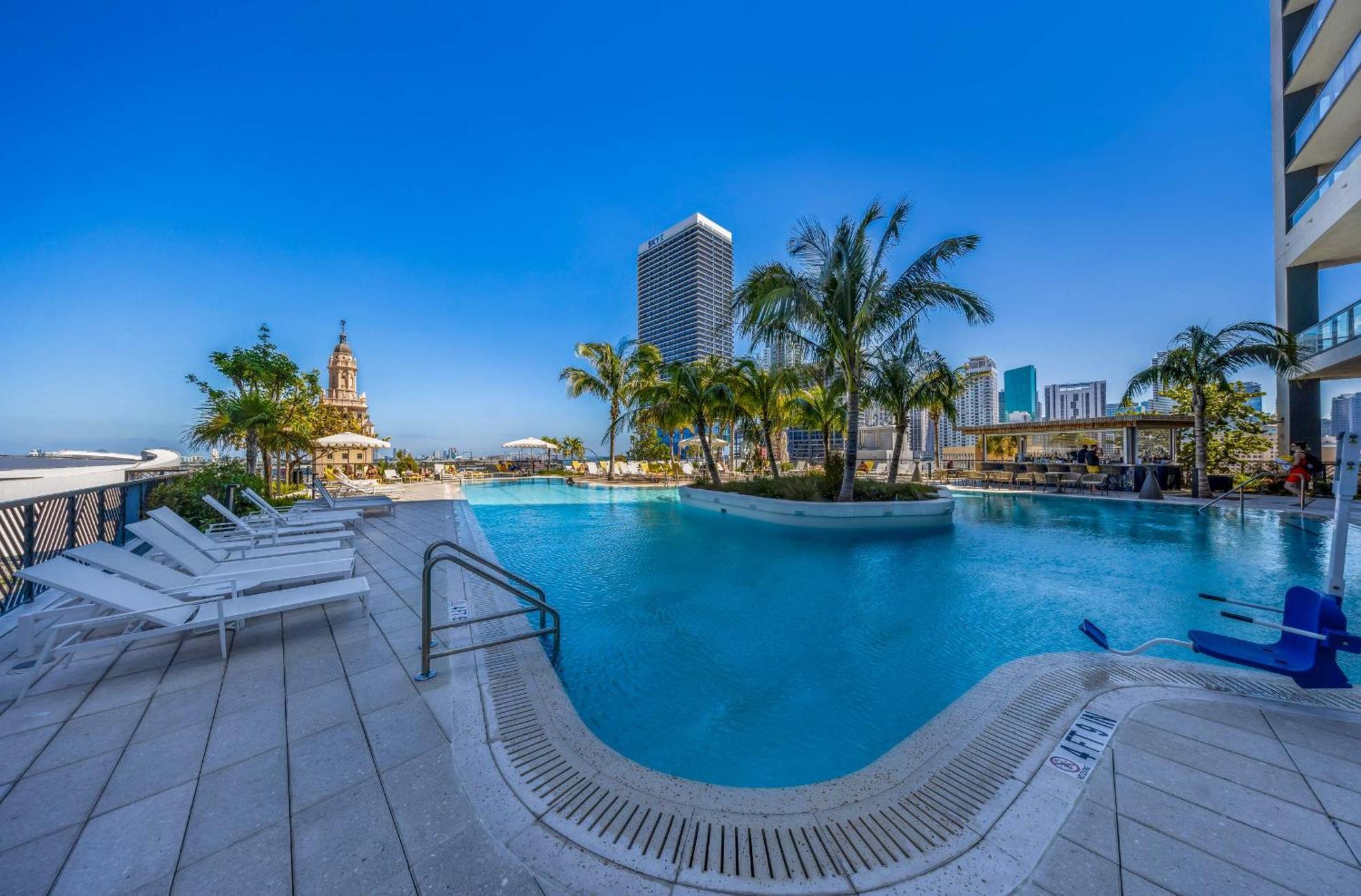Luxe 1-br With Stunning Downtown Views *